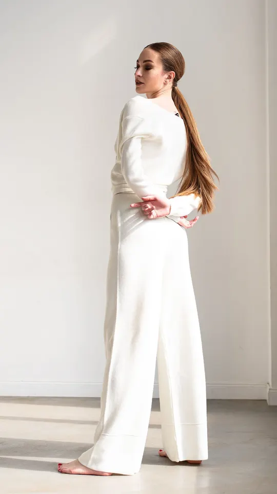 Look Malha off-white: suéter de tricô e calça wide leg de linho