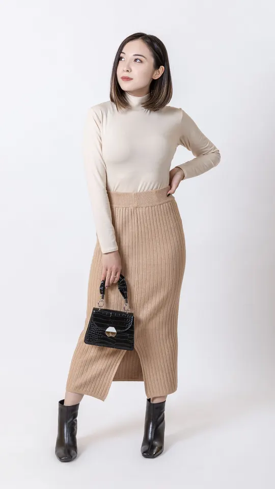 Look Tricô bege: blusa de malha gola alta e saia midi de tricô canelado