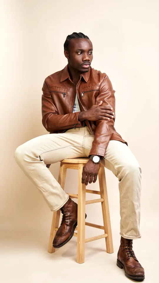 Look Couro e chino: jaqueta de couro e calça chino de sarja
