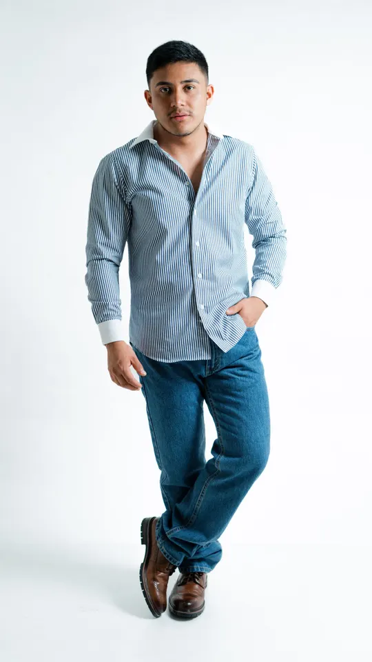 Modelo com camisa listrada e calça jeans